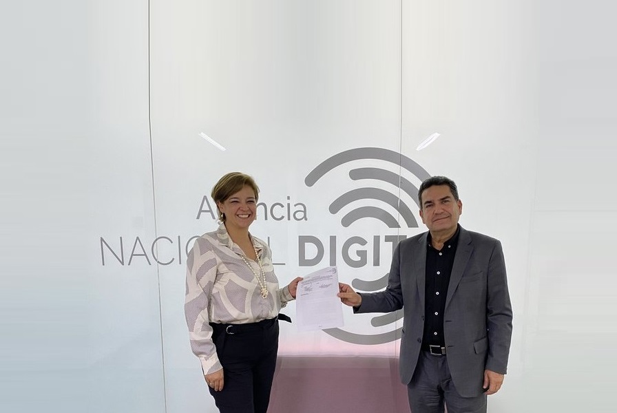 Foto del Director de la Agencia Nacional Digital César Augusto Amar y la Directora del Centro de Bioinformática y Biología Computacional de Colombia (BIOS), Paula Marcela Arias sosteniendo un documento. Foto del Director de la Agencia Nacional Digital César Augusto Amar y la Directora del Centro de Bioinformática y Biología Computacional de Colombia (BIOS), Paula Marcela Arias sosteniendo un documento.