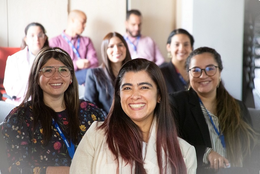 Fotografía de mujeres felices en su Celebración día de la mujer en Agencia Nacional Digital.