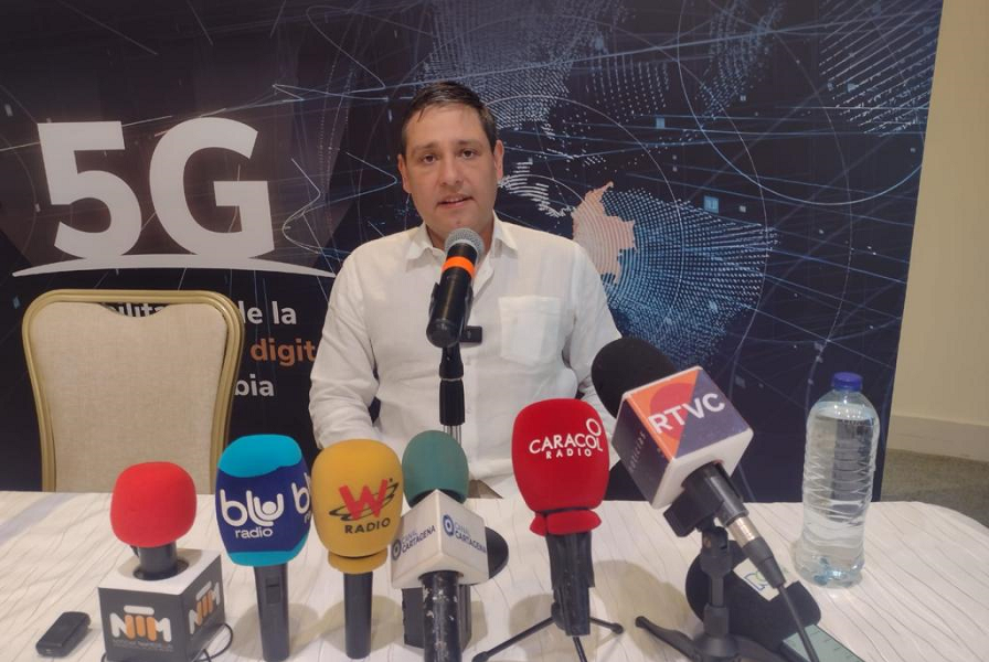Fotografía del Ministro TIC Mauricio Lizcano en rueda de prensa. Fotografía del Ministro TIC Mauricio Lizcano en rueda de prensa.