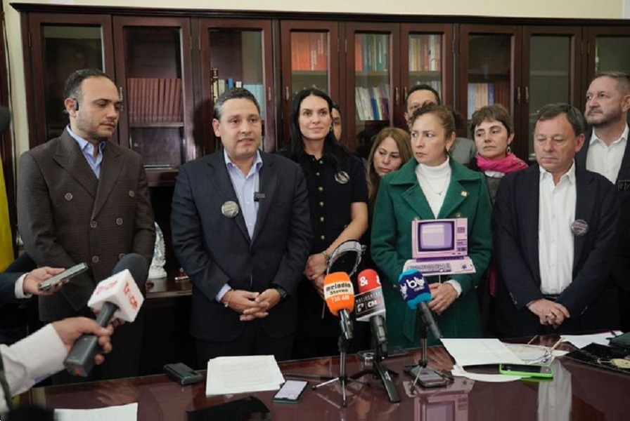 Fotografía del Ministro TIC, Mauricio Lizcano liderando rueda de prensa, junto a funcionarios del Estado. Fotografía del Ministro TIC, Mauricio Lizcano liderando rueda de prensa, junto a funcionarios del Estado.