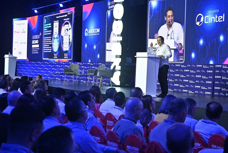 Imagen del Ministro TIC, Mauricio Lizcano interviniendo en rueda de prensa. Imagen del Ministro TIC, Mauricio Lizcano interviniendo en rueda de prensa.