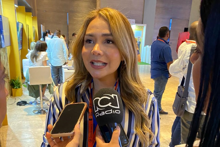 La Directora de la AND, Viviana Margarita Bayuelo Serrano hablando a diversos medios de comunicación en medio del  programa Alta Gerencia Pública TIC en Cartagena de Indias.