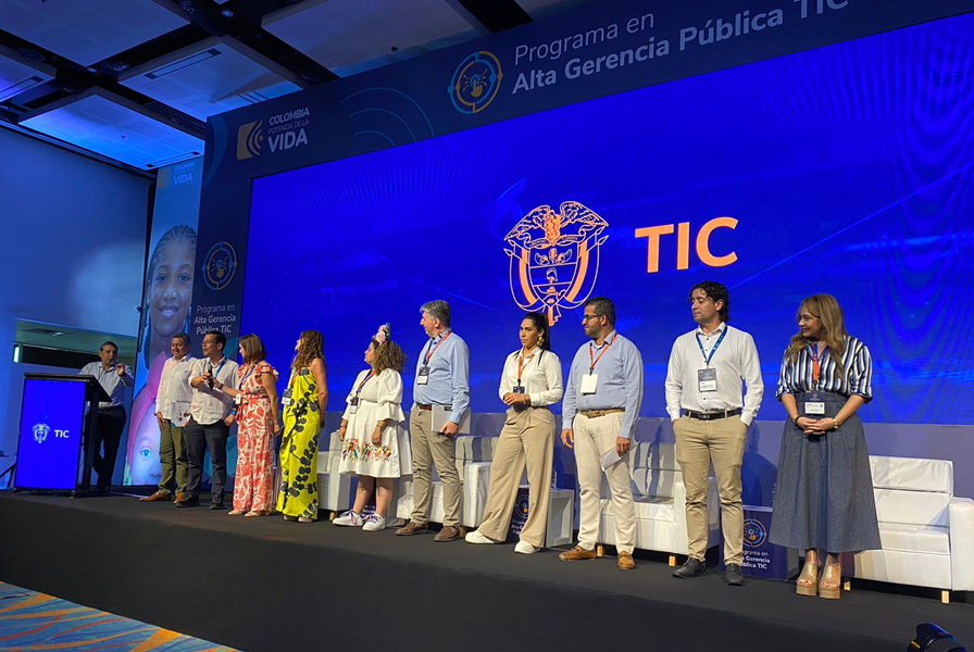 El Ministro TIC de Colombia junto a los Directores del MinTic y los Directores de la Entidades adscritas a este Ministerio en el evento Programa Alta Gerencia Pública TIC en Cartagena de Indias. El Ministro TIC de Colombia junto a los Directores del MinTic y los Directores de la Entidades adscritas a este Ministerio en el evento Programa Alta Gerencia Pública TIC en Cartagena de Indias.