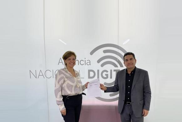 Foto del Director de la Agencia Nacional Digital César Augusto Amar y la Directora del Centro de Bioinformática y Biología Computacional de Colombia (BIOS), Paula Marcela Arias sosteniendo un documento. Foto del Director de la Agencia Nacional Digital César Augusto Amar y la Directora del Centro de Bioinformática y Biología Computacional de Colombia (BIOS), Paula Marcela Arias sosteniendo un documento.