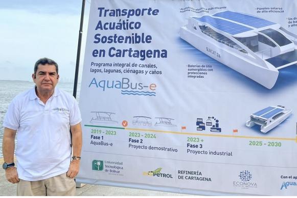Foto del Director de la Agencia Nacional Digital, César Augusto Amar frente a una valla alusiva a transporte acuático sostenible. Foto del Director de la Agencia Nacional Digital, César Augusto Amar frente a una valla alusiva a transporte acuático sostenible.