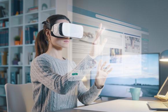 Imagen de una mujer con gafas de realidad virtual interactuando con sus manos en el metaverso. Imagen de una mujer con gafas de realidad virtual interactuando con sus manos en el metaverso.
