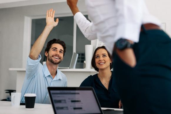 Imagen de tres personas en una oficina felices compartiendo. Imagen de tres personas en una oficina felices compartiendo.