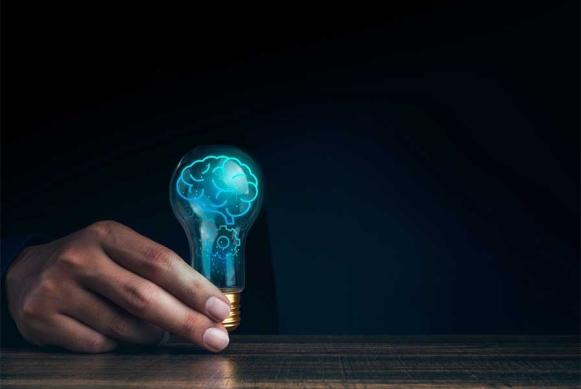 Imagen de una mano sosteniendo una bombilla con un cerebro que representa la innovación tecnológica. Imagen de una mano sosteniendo una bombilla con un cerebro que representa la innovación tecnológica.