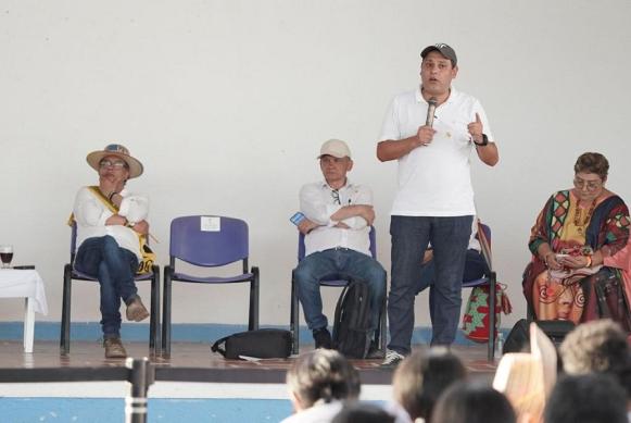 Fotografía del Ministro TIC, Mauricio Lizcano interviniendo junto al presidente Gustavo Petro durante evento en la Guajira. Fotografía del Ministro TIC, Mauricio Lizcano interviniendo junto al presidente Gustavo Petro durante evento en la Guajira.