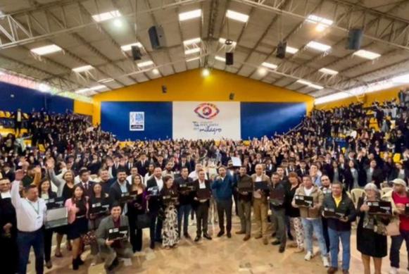 Fotografía del Ministro TIC, Mauricio Lizcano rodeado de ciudadanos en recinto cerrado. Fotografía del Ministro TIC, Mauricio Lizcano rodeado de ciudadanos en recinto cerrado.