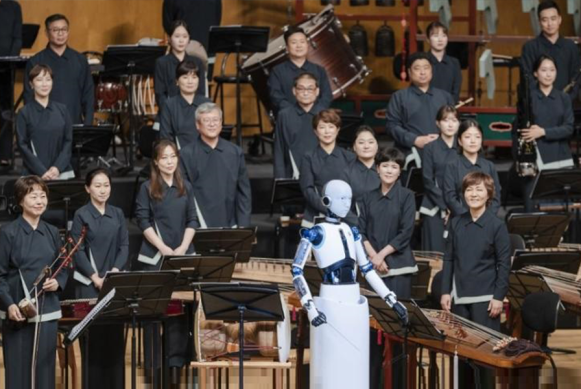Imagen de un Robot androide dirigiendo una orquesta sinfónica en Corea del Sur. Imagen de un Robot androide dirigiendo una orquesta sinfónica en Corea del Sur.
