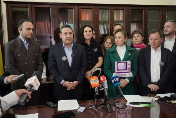 Fotografía del Ministro TIC, Mauricio Lizcano liderando rueda de prensa, junto a funcionarios del Estado. Fotografía del Ministro TIC, Mauricio Lizcano liderando rueda de prensa, junto a funcionarios del Estado.