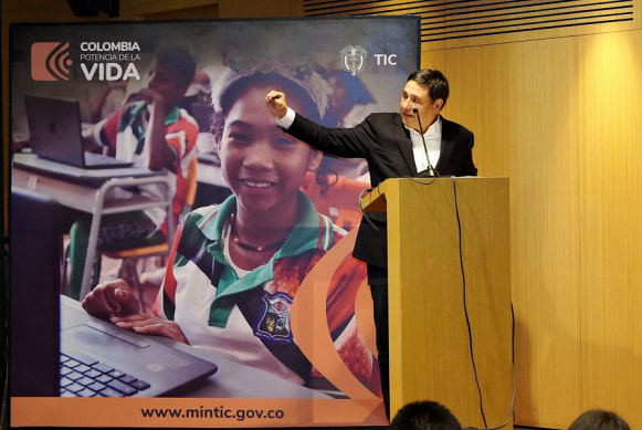 Fotografía del Ministro TIC, Mauricio Lizcano en locución desde un pódium. Fotografía del Ministro TIC, Mauricio Lizcano en locución desde un pódium.