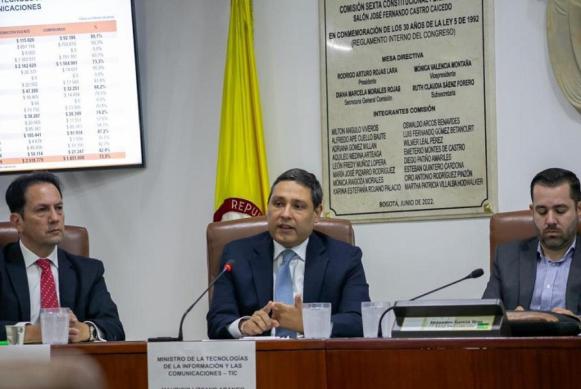 Imagen del Ministro TIC, Mauricio Lizcano interviniendo ante la Comisión VI de la Cámara de Representantes, junto a dos funcionarios. Imagen del Ministro TIC, Mauricio Lizcano interviniendo ante la Comisión VI de la Cámara de Representantes, junto a dos funcionarios.