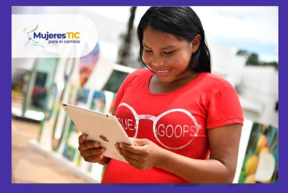 Fotografía de mujer joven sonriente utilizando su tableta digital. Fotografía de mujer joven sonriente utilizando su tableta digital.