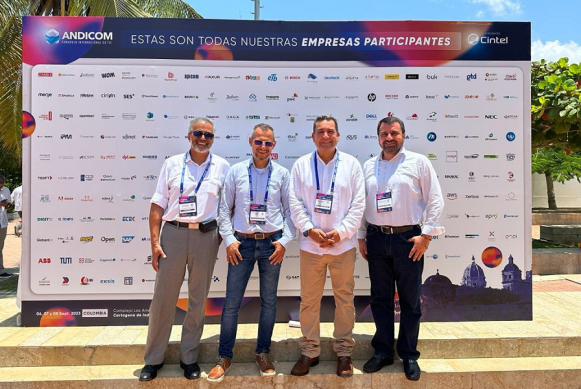 Foto de Directivos de la Agencia Nacional Digital: de izquierda a derecha Luis Clavijo, Luis Orlando Camino Ochoa, César Amar Flórez, Norbey Garavito, delante de un fondo fotográfico de ANDICOM. Foto de Directivos de la Agencia Nacional Digital: de izquierda a derecha Luis Clavijo, Luis Orlando Camino Ochoa, César Amar Flórez, Norbey Garavito, delante de un fondo fotográfico de ANDICOM.