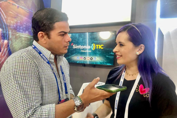 Foto de periodista del equipo de Comunicaciones Agencia Nacional Digital, entrevistando con su celular a Sindey Carolina Bernal Villamarín, Viceministra de Transformación Digital. Foto de periodista del equipo de Comunicaciones Agencia Nacional Digital, entrevistando con su celular a Sindey Carolina Bernal Villamarín, Viceministra de Transformación Digital.
