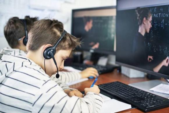 Imagen de adolescentes utilizando audífonos frente a sus computadores en clases online/ Fuente: El País. Imagen de adolescentes utilizando audífonos frente a sus computadores en clases online/ Fuente: El País.
