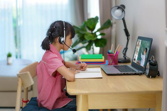 Fotografía de niña con audífonos, escribiendo mientras realiza sus tareas frente a un computador /fuente: Observatorio de Innovación Educativa Fotografía de niña con audífonos, escribiendo mientras realiza sus tareas frente a un computador /fuente: Observatorio de Innovación Educativa
