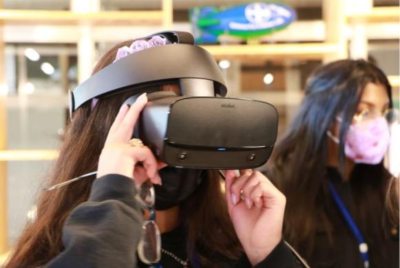Mujer joven usando gafas 3D de realidad virtual /Fuente: Instituto Interamericano de Cooperación para la Agricultura. Mujer joven usando gafas 3D de realidad virtual /Fuente: Instituto Interamericano de Cooperación para la Agricultura.