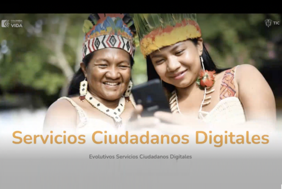 Imagen de dos mujeres indígenas sonrientes mirando un teléfono celular. Imagen de dos mujeres indígenas sonrientes mirando un teléfono celular.