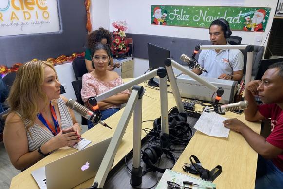 Directora de la AND en una cabina de radio en Cartagena junto al entrevistador, el operador y otra invitada. Directora de la AND en una cabina de radio en Cartagena junto al entrevistador, el operador y otra invitada.