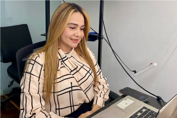 Foto de la Dra. Viviana Bayuelo, Directora de la Agencia Nacional Digital en su intervención en el evento. 